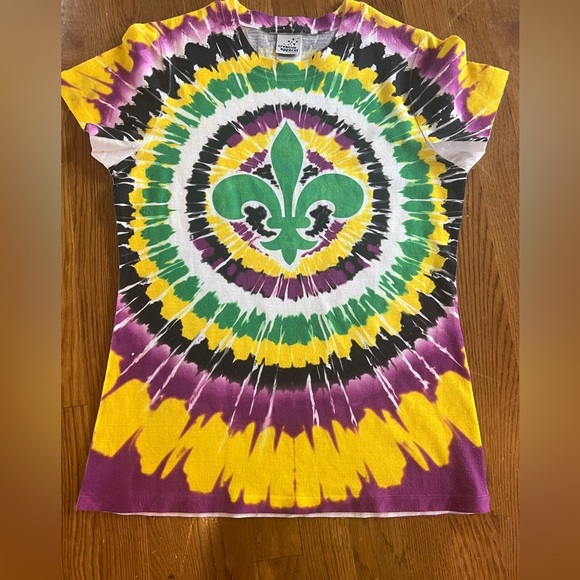 Mardi Gras Fleur de Lis ladies tee. Purple green and gold. Medium.Good condition - Picture 1 of 9